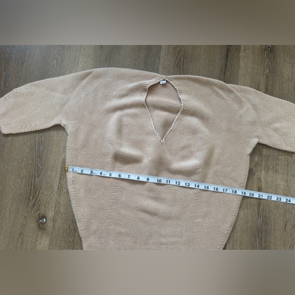 Uniqlo Beige V-Neck Sweater - Picture 3 of 10